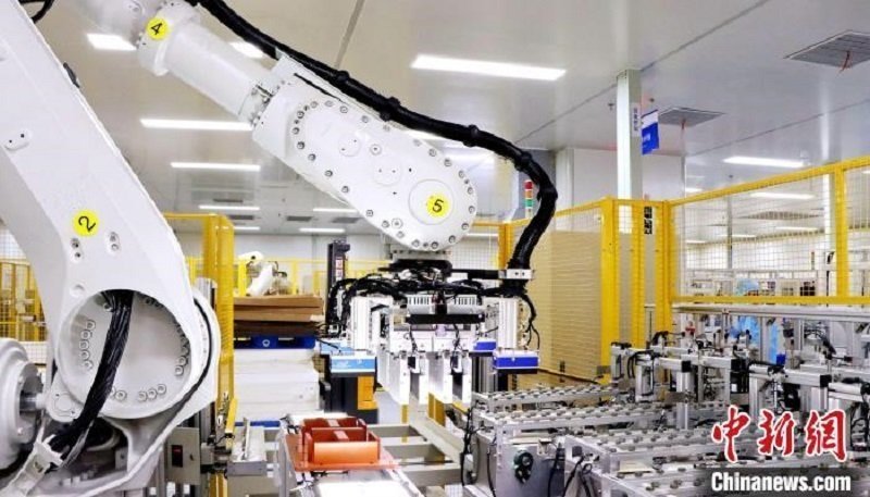 圖為資料圖，海辰儲能自動分檔打包機(jī)器人。?曾欣平供圖